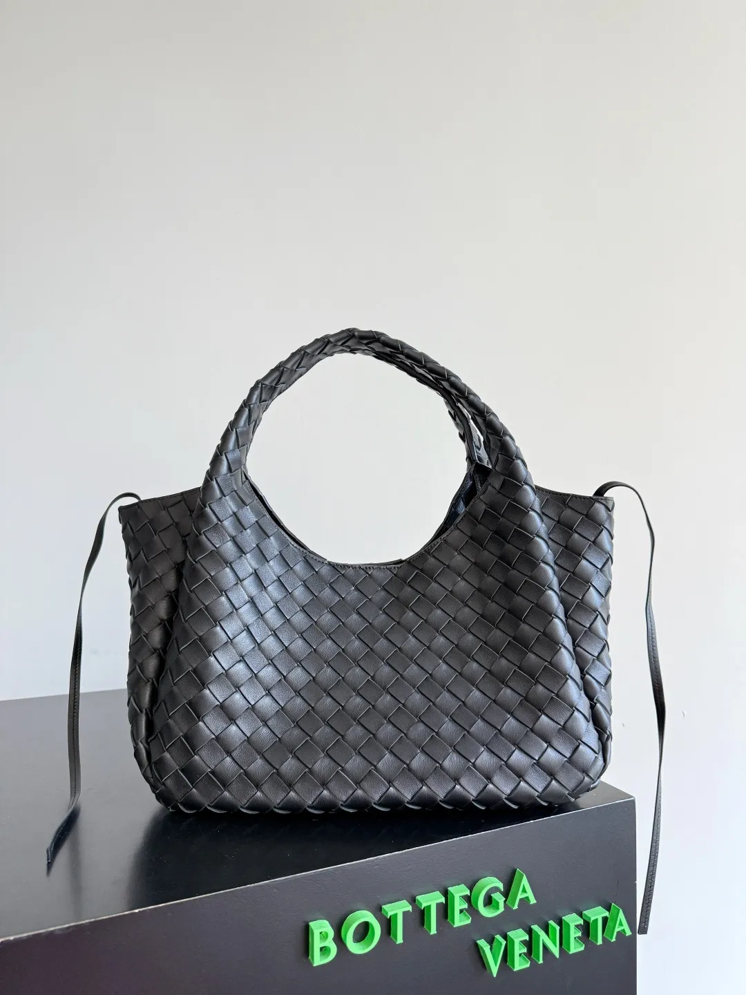 Batch 2160 new products are coming! BOTTEGA VENETA Bottega Veneta's 2025 new Campana shoulder bag is on the market~ First of all, I would like to praise the weight of this bag. As a not too small bag, it is very light for daily use. For people like me who need to carry a lot of belongings when going out, this advantage is great, and it greatly reduces the burden of traveling. 🛍️The shape is a bit like a combination of parachute and jodie. The blunt triangle shape is cute and honest. Carrying it on your back when going shopping is a good mood accelerator. The handles and body of the bag are both classic weaves. A tie is added to the original open design. If it is not tied up, the bag will look like a small vegetable basket when carried. Style number: 844249 Size: 33*20*16.5cm